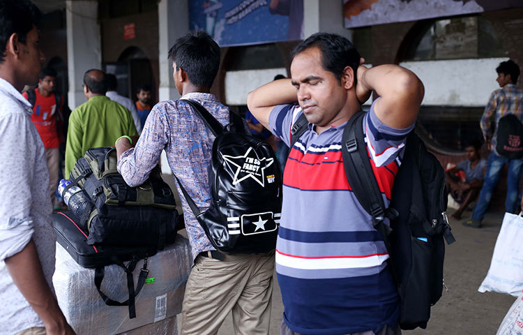 নির্দিষ্ট সময়ের ট্রেনের জন্য অপেক্ষা করছেন এই যাত্রীরা। ছবি : মাহবুব আলম