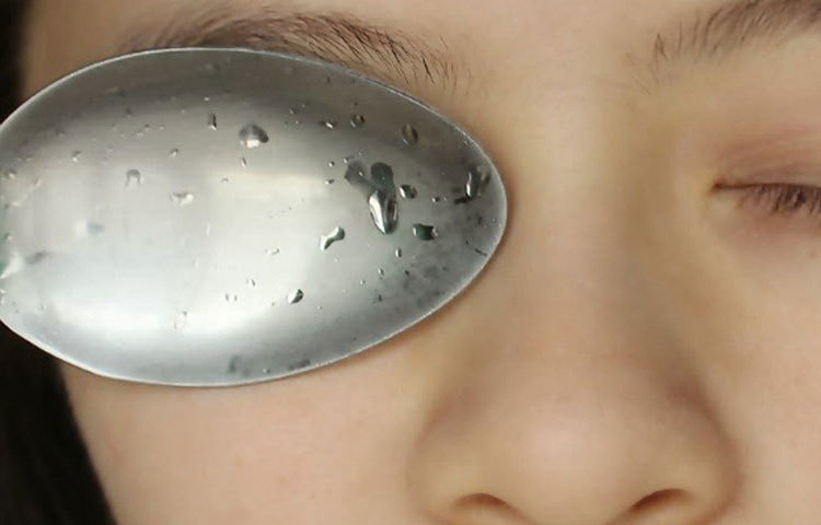 শশা বা আলু ঘরে না থাকলেও চলবে। ফ্রিজে কিছু সময়ের একটি চামচ রেখে দিন। এর পর চোখের ফোলা জায়গায় তা খানিক ক্ষণ রেখে দিন। দেখবেন ম্যাজিকের মতো কাজে আসবে এই টোটকা।