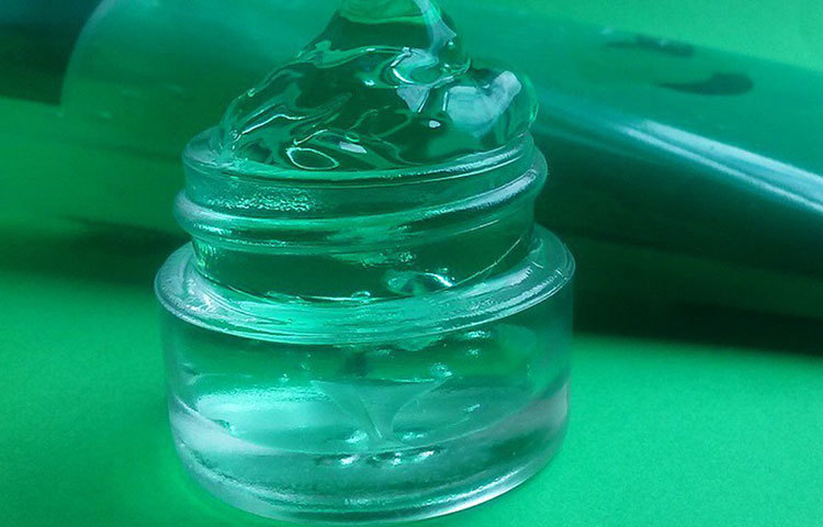 চোখের ফোলা ভাব কমাতে অ্যালোভেরা জেলও খুবই কাজের। ফ্রিজে রাখা অ্যালোভেরা জেল মেখে নিন চোখের তলায়। কয়েক মিনিট ও ভাবেই থাকুন। দেখবেন কখন উধাও হয়ে গিয়েছে আন্ডার-আই ব্যাগস।