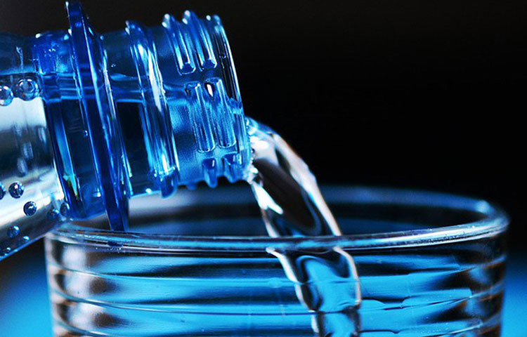 সারা দিনের ব্যস্ততায় অনেকেই জল খান না। এমনটা আপনার পেটের পক্ষে তো বটেই, চোখের তলাতেও প্রভাব ফেলে। যতই ব্যস্ত থাকুন না কেন, পর্যাপ্ত মাত্রায় পানি খেতে ভুলবেন না।