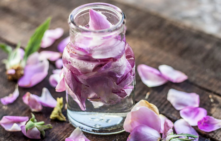 গোলাপ জল চোখের কালি দূর করার জন্য ভালো। ১৫ মিনিট রেখেই ধুয়ে ফেলতে হবে।