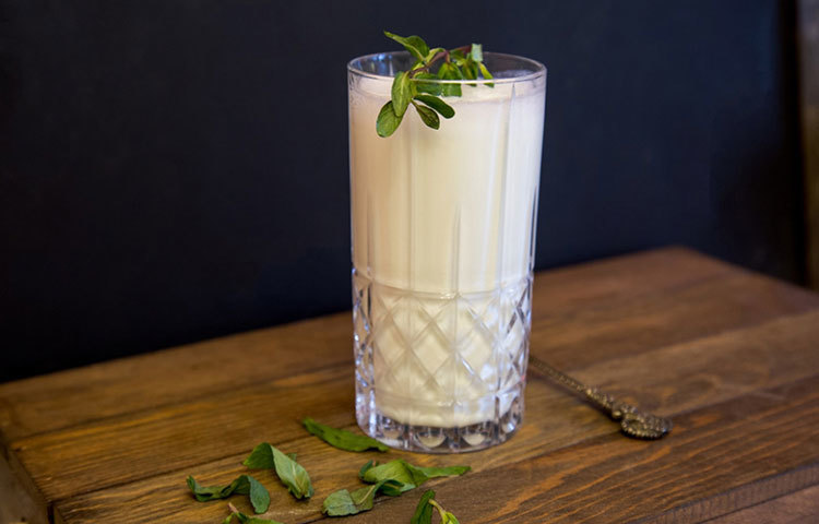 বাটারমিল্কে হলুদ মিশিয়ে চোখে এই মিশ্রণ রেখে দিতে হবে পনেরো মিনিট। তার পরেই ঠান্ডা জলে ধুয়ে ফেলতে হবে।