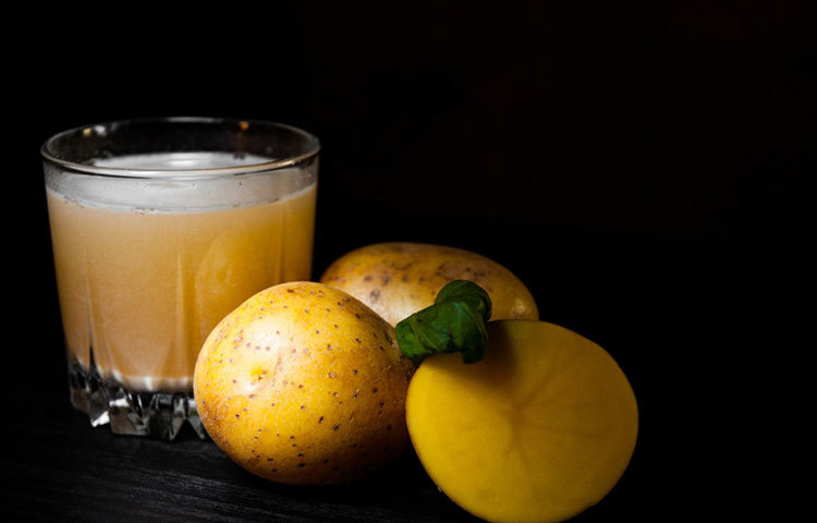 আলুর রসে ভিজিয়ে নিন তুলোর বল। তারপর চোখের চারদিকে বুলিয়ে নিন এই বল। দশ মিনিট রেখে ঠান্ডা পানিতে ধুয়ে নিন।