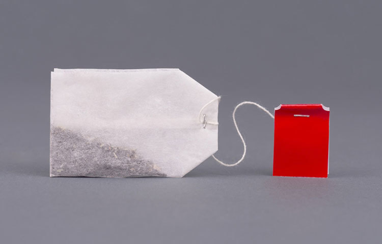 ফ্রিজে রাখা ঠান্ডা গ্রিন টি এর ব্যাগে চোখ বোলালেও মিলবে ফল।