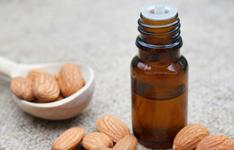 আমন্ড ওয়েল চোখের ডার্ক সার্কলে বোলাতে হবে। সারারাত রেখে দিয়ে পরদিন সকালে ধুয়ে ফেললে মিলবে ফল।