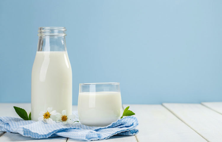 ঠান্ডা দুধের কোনো বিকল্প নেই। তুলোর বলে ঠান্ডা দুধ লাগিয়ে তা ডার্ক সার্কলে ব্যবহার করুন।