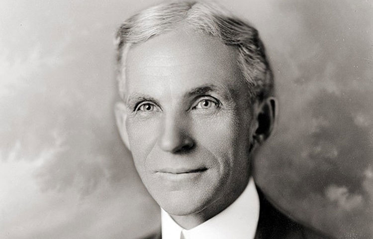 হেনরি ফোর্ড : ফোর্ড গাড়ির প্রাণপুরুষের প্রিয় খাবার ছিল সয়াবিনের পাউরুটি। তর সঙ্গে তার রোজ লাগত রাস্তার ধার থেকে তুলে আনা সবুজ ঘাসপালার সুপ! নানা সাক্ষাৎকারে নিজেই জানিয়েছিলেন ‘রোডসাইড গ্রিন’ ছাড়া তার বেঁচে থাকাই দুর্বিসহ।