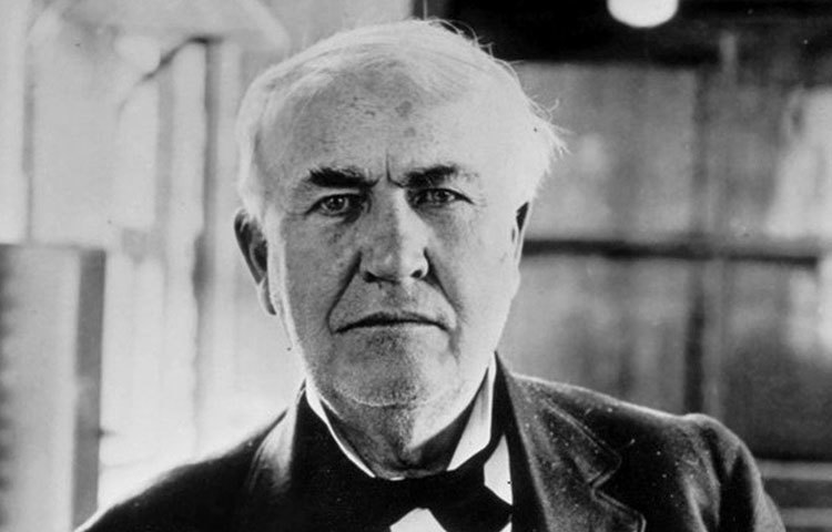 টমাস আলভা এডিসন : তিনি তার সুপে কতটা লবণের দরকার তা চেখে না দেখেই লবণ দিয়ে ফেলতেন।