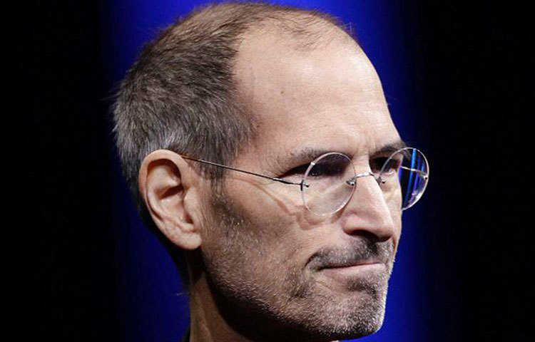 স্টিভ জবস : মার্কিন এই প্রযুক্তিবিদ যখন তখন কেঁদে ফেলতেন, এবং তা জনসমক্ষেই। আনন্দ হোক বা ব্যর্থতা কান্না তার আবেগ প্রকাশের অন্যতম মাধ্যম ছিল।