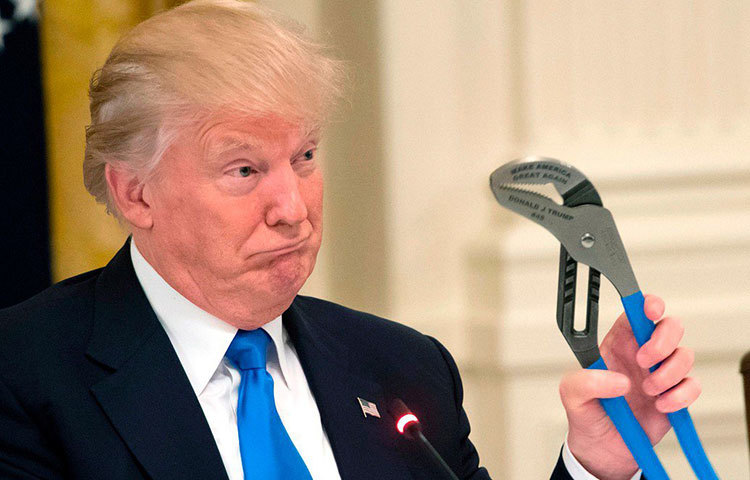 ডোনাল্ড ট্রাম্প : কিছুতেই বিতর্ক পিছু ছাড়ে না বর্তমান মার্কিন প্রেসিডেন্টকে ঘিরে! খুব দরকার না পড়লে কারও সঙ্গে হাত মেলাতেও চান না তিনি। লিফটের বোতাম টিপতেও সরাসরি হাত ব্যবহার তার না পছন্দ।