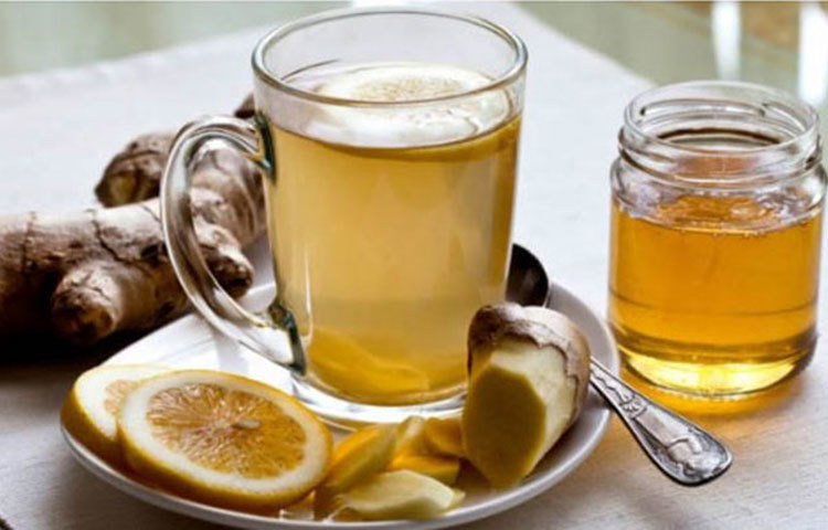 আদা চা : গলা খুসখুসে ভাব দূর করতে ব্যবহার করা হয় আদা চা। ২ কাপ জলে আদা কুচি দিয়ে ফুটিয়ে নিয়ে সামান্য মধু মিশিয়ে খেলেই খুসখুসে ভাব থেকে মুক্তি পাওয়া যায়। কারণ আদা-মধুর অ্যান্টিব্যাকটেরিয়াল ও অ্যান্টি ইনফ্লেমেটরি উপাদান গলার গ্ল্যান্ড ফুলে যাওয়া কমায় এবং ব্যাকটেরিয়ার আক্রমণ থেকে রক্ষা করে।