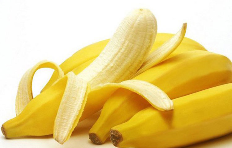 কলা : কলা একটি নন-অ্যাসিডিক খাবার, যা গলা খুসখুসে ভাব কমাতে বিশেষভাবে কার্যকরী। এ ছাড়াও কলা একটি লো-গ্লাইসেমিক খাবার, যা ঠান্ডা-সর্দি ভাব কমায়।