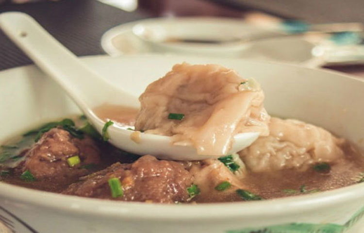 চিকেন স্যুপ : সর্দি ও খুসখুসে কাশি কমাতে গরম পানীয়ের ব্যবহার প্রাচীনকাল থেকেই হয়ে আসছে। এই তালিকার মধ্যে পড়ে চিকেন স্যুপও। কারণ চিকেন স্যুপে রয়েছে অ্যান্টি-ব্যাকটেরিয়াল এবং অ্যান্টি-ইনফ্লেমেটরি উপাদান, যা গলা খুসখুসের জন্য দায়ী ভাইরাস এবং মিউকাস কমায়।