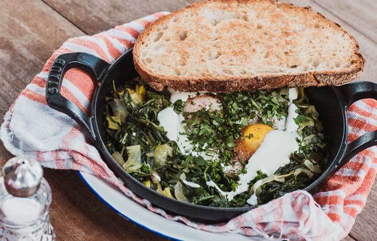 শাক : বিভিন্ন শাক ও সবুজ পাতা খাদ্য তালিকায় রাখলে ভুঁড়ি কমে যাবে। চিকিৎসকদের মতে, যেসব খাবারে পেটের চর্বি কমে, শাক তাদের মধ্যে অন্যতম। ব্রেকফাস্ট বা দুপুরে পাতে রাখুন শাক। কম ক্যালোরির এই খাবার অনেকের হজমের সমস্যা করে, সে ক্ষেত্রে চিকিৎসকের পরামর্শ নিয়ে পরিমাণ বুঝে শাক খান।