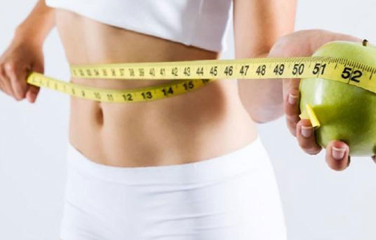 আপেল : আপেল হল অ্যান্টিঅক্সিডেন্ট সমৃদ্ধ কম ক্যালোরিযুক্ত একটি খাবার। তাই প্রতিদিন খাবারের তালিকায় যদি একটা করে আপেল খান তা হলে ওজন খুব দ্রুত কমাতে সাহায্য করবে।