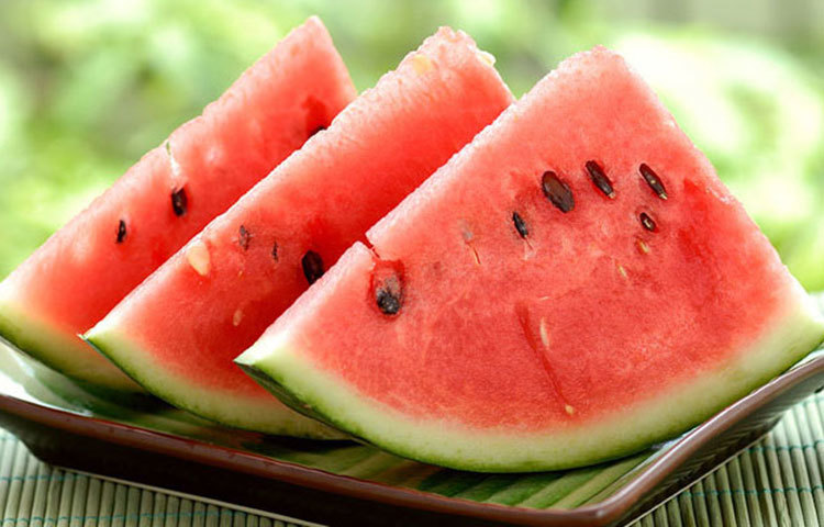 তরমুজ : দুপুরে খাওয়ার পরে নিয়ম করে যে কোনো ফল খেতে পারেন। সেই ফলের মধ্যে যদি তরমুজ অন্তত সপ্তাহে ২-৩ দিন খেতে পারেন তা হলে দেখবেন ওজন দ্রুত কমবে।