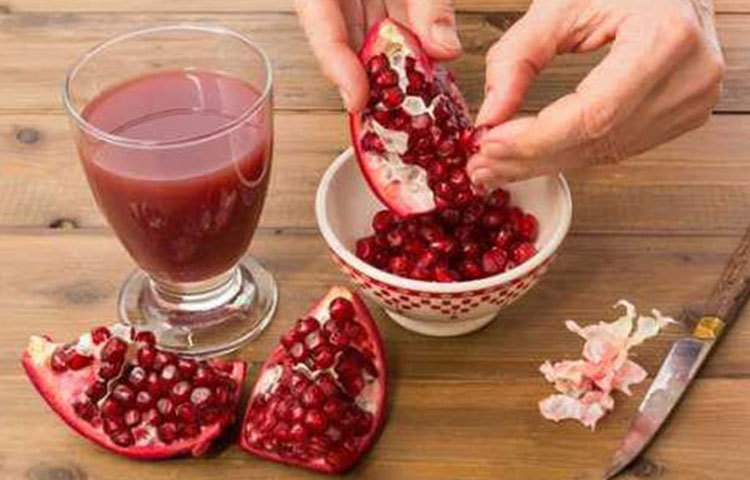 ডালিম : প্রচুর আয়রন সমৃদ্ধ একটি ফল ডালিম। এটি অ্যান্টিঅক্সিডেন্ট ও ফলিক অ্যাসিডে ভরপুর, যা ওজন কমানোর জন্য ও শারীরিকভাবে সুস্থ থাকার জন্য শক্তির জোগান দেয়।