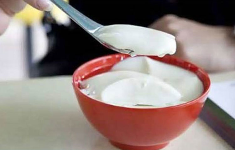 দই : দুপুরে খাওয়ার পাতে ১ বাটি টক দই নিয়ম করে খান। ওজন কমাতে যেমন সাহায্য করবে তেমনই হজমের জন্যও দই খুব উপকারী।