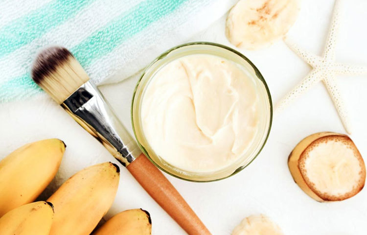 কলা : পাকা কলার সঙ্গে গ্লিসারিন মিশিয়ে পেস্ট বানিয়ে নিন। পায়ে মেখে রাখুন ১ ঘণ্টা মতো। তার পরে ধুয়ে ফেলুন।