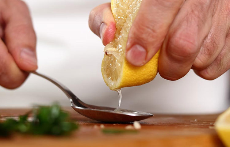 লেবু : গরম জলে চার চামচ লেবুর রস মিশিয়ে তাতে পা ডুবিয়ে রাখুন ১৫ মিনিট। ভালো করে স্ক্রাব করে পা ধুয়ে ফেলুন। পা মুছে ময়েশ্চারাইজার লাগান।