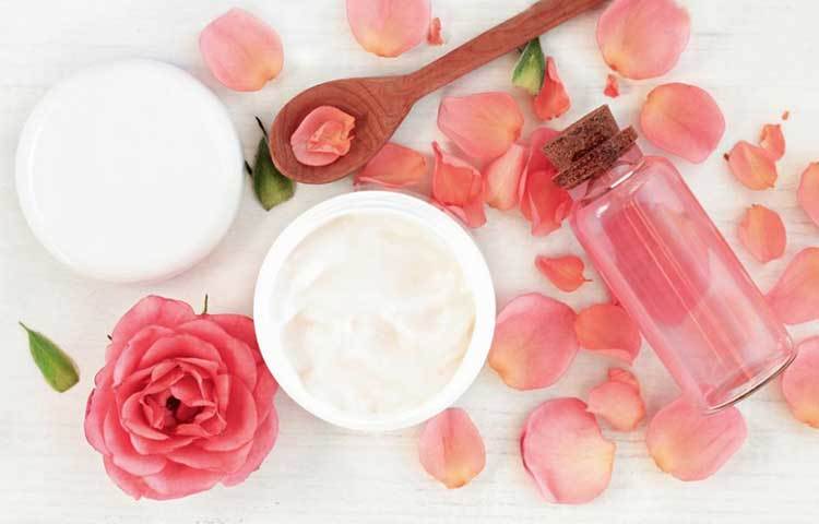 গ্লিসারিন ও গোলাপজল : সমপরিমাণ গ্লিসারিন ও গোলাপজল মিশিয়ে ভালো করে পায়ে মালিশ করুন প্রতিদিন।