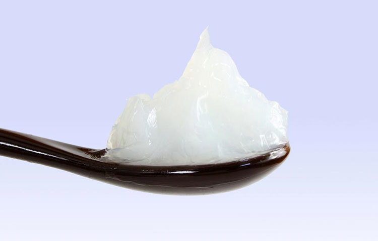 ভেসলিন ও লেবুর রস : গরম পানিতে পা ভালো করে ধুয়ে নিন। ভেসলিনের সঙ্গে কয়েক ফোঁটা লেবুর রস মিশিয়ে ভালো করে পায়ে মেখে নিন।