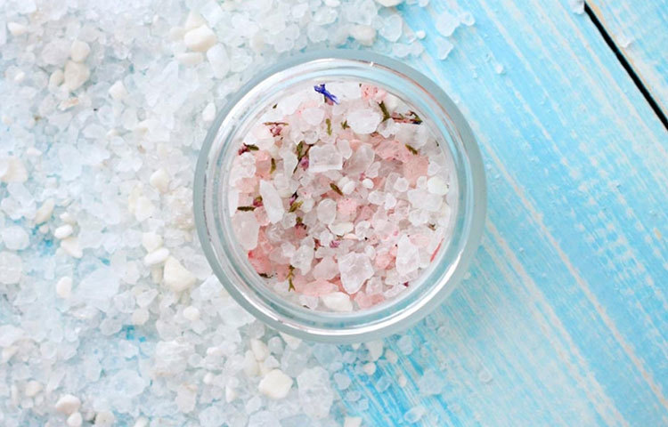 ইপসাম সল্ট : গরম পানিতে আধ কাপ লবণ মিশিয়ে তাতে পা ডুবিয়ে রাখুন মিনিট ১৫-২০। স্ক্রাব করে পা ধুয়ে ফেলুন।