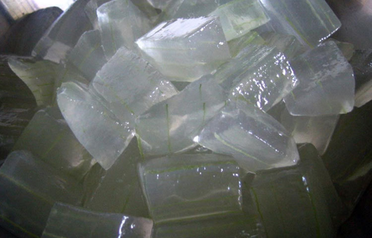 অ্যালোভেরা জেল : গরম জলে ভাল করে পা ধুয়ে নিন। তার পরে ভাল করে এই জেল মালিশ করুন।