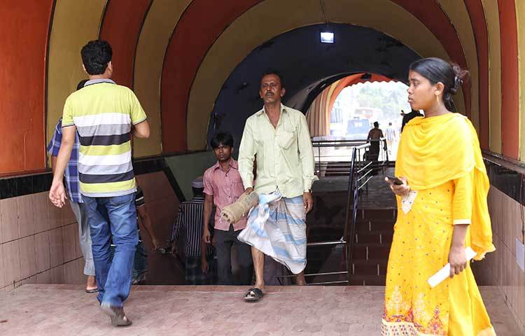 কারওয়ান বাজারের আন্ডার পাস ব্যবহার করছেন পথচারীরা। ছবি : মাহবুব আলম