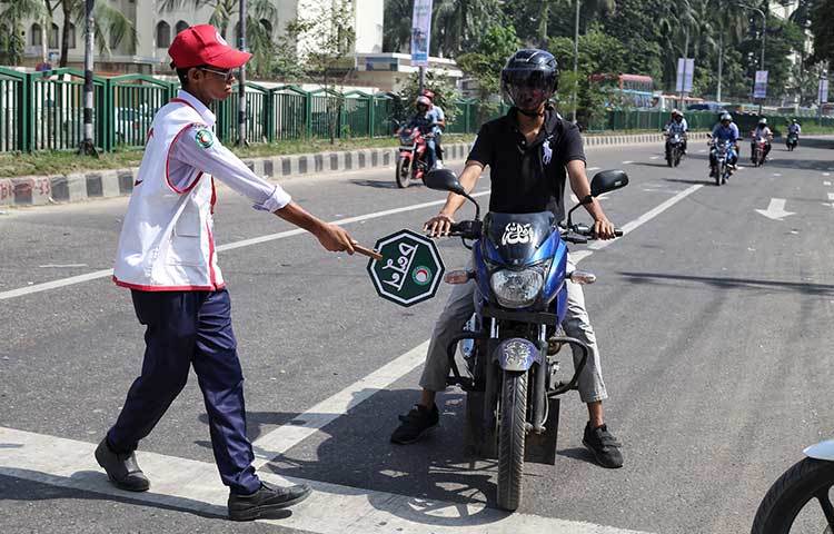 ট্রাফিক সিগন্যাল মানতে বাধ্য করা হচ্ছে মটর সাইকেল ব্যবহারকারীকে। ছবি : মাহবুব আলম