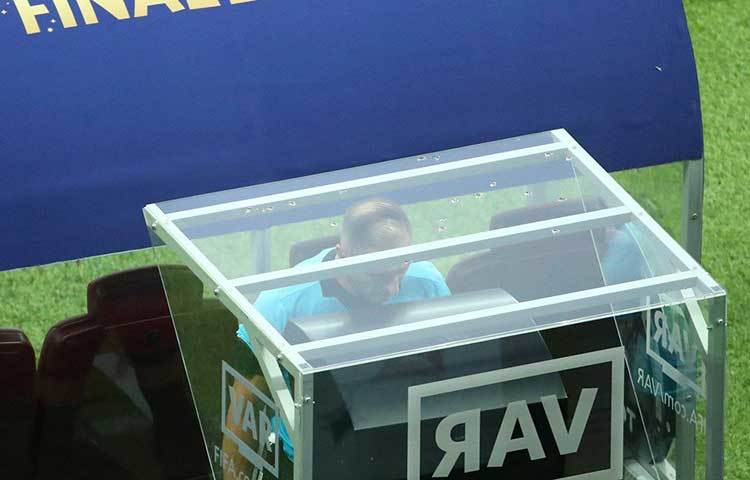 বিশ্বকাপের ফাইনালে প্রথমবার ব্যবহার করা হল ভিডিও অ্যাসিস্ট্যান্ট রেফারি। রেফারি নেস্তর পিতানা ফ্রান্স ও ক্রোয়েশিয়া ম্যাচের মাঝে সর্বোচ্চ প্রযুক্তির ব্যবহার করেন। হ্যান্ডবল এবং পেনাল্টির সিদ্ধান্ত নিতেই ভিবিও ব্যবহার করেন পিতানা।