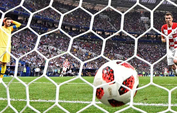 নয়া ইতিহাসের সাক্ষী রইল লুঝনিকি স্টেডিয়াম। ৬২ বছর পর বিশ্বকাপ ফাইনালে হাফ ডজন গোল। ১৯৬৬ সালে ৪-২ গোলে পশ্চিম জার্মানিকে হারিয়েছিল ইংল্যান্ড। এবার ক্রোয়েশিয়াকে ৪-২ গোলে হারাল ফ্রান্স।