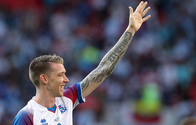 এবছর প্রথম বিশ্বকাপে অংশ নিয়েছিল আইসল্যান্ড। পেশায় দন্ত চিকিৎসক হলেও আইসল্যান্ডের কোচ হেইমির হ্যালগ্রিমসনের হাত ধরেই ফুটবলে নতুন বিপ্লবের সূচনা করে মাত্র তিন লাখ কুড়ি হাজার জনবসতির দেশটি।