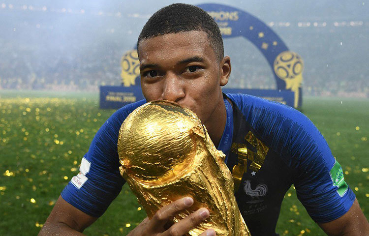 এমবাপের উত্থান এ বছরের বিশ্বকাপের অন্যতম ঘটনা। ফুটবলপ্রেমীরা ইতিমধ্যেই পেলের সঙ্গে এমবাপের তুলনা শুরু করে দিয়েছেন। মাত্র ঊনিশ বছর বয়সে বিপক্ষ দলের ফুটবলারদের যেভাবে ঘোল খাইয়েছেন, তাতে পরবর্তীতেও ফুটবলপ্রেমীদের নজর থাকবে ফ্রান্সের এই তারকার দিকে।