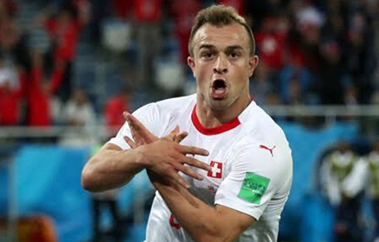 সার্বিয়ার বিপক্ষে গোলের পর সুইজারল্যান্ডের গ্রানিৎ শাকা ও জার্দান শাকিরি ‘ডাবল ঈগল’ প্রতীক দেখানোয় সাসপেন্ড করে ফিফা। পিতৃভূমি আলবেনিয়া-কসভোকে মনে রেখে মাঠেই দুই অভিবাসী ফুটবলারের এই কাণ্ডের জন্য এবং ফুটবলে রাজনীতি আনার জন্য এই শাস্তি বলে জানিয়েছে ফিফা।