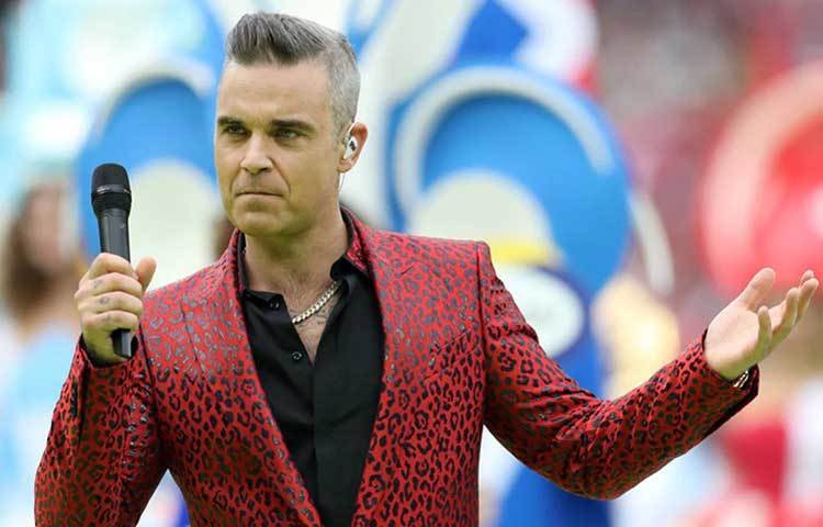 উদ্বোধনী অনুষ্ঠানে পারফরম্যান্সের সময় রোবি উইলিয়ামস ক্যামেরার দিকে তাকিয়ে অশ্লীল অঙ্গভঙ্গি করেন। বিশ্বকাপের মঞ্চে পারফরম্যান্সের সময় এ ধরনের ঘটনা আগে ঘটেনি।