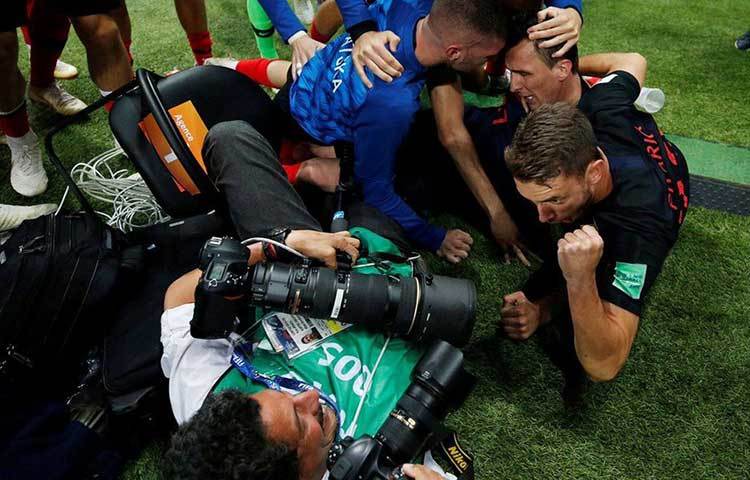 সেমিফাইনালে জয়ের পর ক্রোয়েশিয়ার ফুটবলারদের সেলিব্রেশনের মাঝে পা ফসকে পড়ে যান চিত্রগ্রাহক ইউরি কর্তেজ। গোলস্কোরার মারিও মান্দজুকিচ হাত বাড়িয়ে উঠতে সাহায্য করেন, দোমাগেজ ভিদা ঘাড়ে একটা চুমু খান ইউরির। ভাইরাল হয় সেই ছবি।