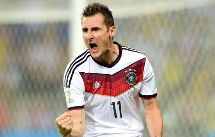 মিরোস্লাভ ক্লোসে (জার্মানি) : ২০১৪ সালে বিশ্বকাপে ব্রাজিলের বিরুদ্ধে সেমিফাইনালে গোল করে সর্বোচ্চ গোলদাতাদের তালিকায় সবার উপরে নিজেকে নিয়ে যান জার্মানির মিরোস্লাভ ক্লোসে। ২০০২ থেকে ২০১৪ সাল পর্যন্ত চারটি বিশ্বকাপে ২৪টি ম্যাচে ১৬টি গোল করেন তিনি।