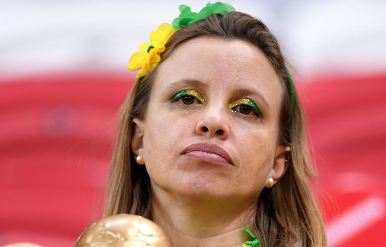 এই ব্রাজিল ভক্তের চোখে-মুখে হতাশার ছাপ। ভেঙে গেছে স্বপ্ন জয়ের আশা।