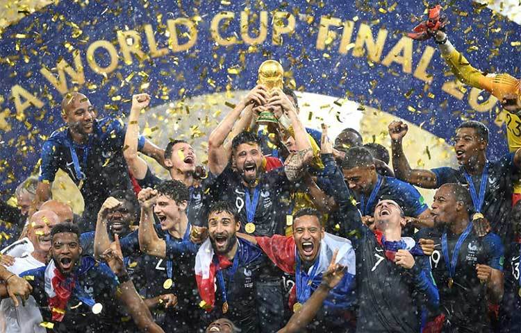 বিশ্বকাপ ট্রফি পেয়ে ফরাসিদের উচ্ছ্বাস। বিশ্বকাপের ইতিহাসে তারা আবার স্থান করে নিলো।