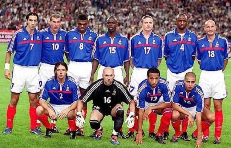 ১৯৯৮ সালের বিশ্বকাপ জয়ী ফ্রান্সের গোলকিপার বার্থেজ তার ন্যাড়া মাথায় বারবার হাত বোলাতেন।