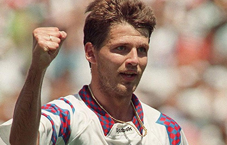 ওলেগ সালেঙ্কো : ১৯৯৪ সালের আমেরিকা বিশ্বকাপের গ্রুপ পর্যায়ের ম্যাচ। খেলা চলছিল ক্যামেরুন বনাম রাশিয়ার। বা বলা ভালো খেলা চলছিল ক্যামেরুন ডিফেন্স বনাম ওলেগ সালেঙ্কোর। একাই পাঁচবার ক্যামেরুনের জালে বল জড়ান তিনি। ৬-১ গোলে ম্যাচ জেতে রাশিয়া।