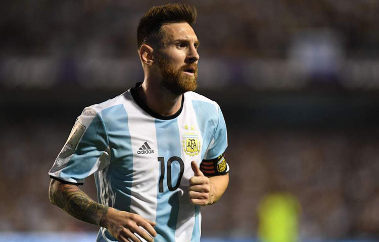 ২০১৪ সালে বিশ্বকাপ জয় প্রায় পাকা করে ফেলেছিল টিম আর্জেন্টিনা। শেষ মুহূর্তে গোল করে বিশ্বকাপ জয়ী হয় জার্মানি। ২০১৮ সালের বিশ্বকাপও বাড়ি নিয়ে যেতে পারলেন না মেসি। আটটি লা লিগা, চারটি চ্যাম্পিয়ন্স লিগ এবং পাঁচবার ব্যালন ডি’ওর-রয়েছে তার রেকর্ডের তালিকায়। কিন্তু এখনও পর্যন্ত বিশ্বকাপ অধরাই থেকে গিয়েছে মেসির কাছে।