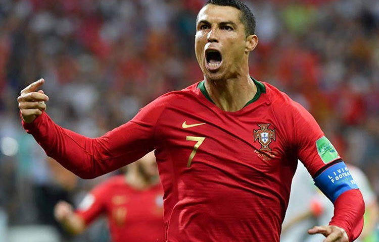 ক্রিশ্চিয়ানো রোনাল্ডো : চলতি বিশ্বকাপের প্রথম হ্যাটট্রিক এল রোনাল্ডোর পা থেকে। স্পেনের বিরুদ্ধে একাই খেললেন, গোলও করলেন। ২-৩-এ পিছিয়ে থাকা ম্যাচে ৩-৩ গোলে ড্র করল পর্তুগাল।