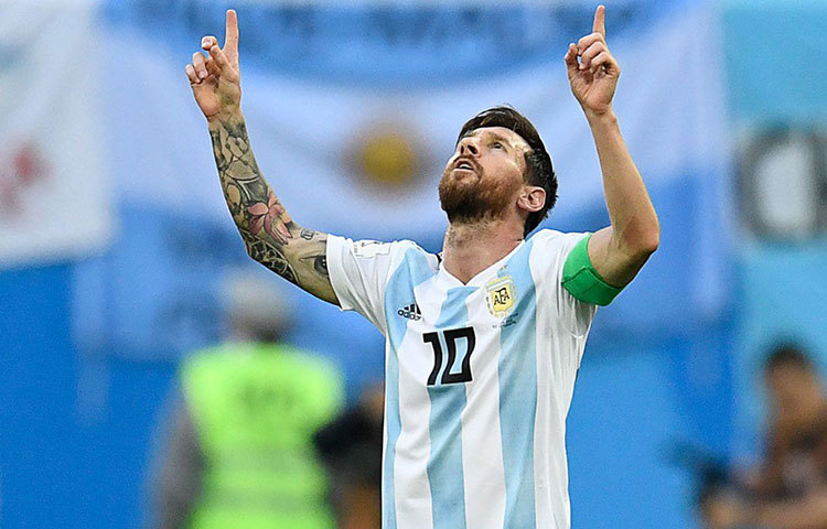 লিওনেল মেসি : আজ সারা বিশ্বের ফুটবলপ্রেমীদের চোখ থাকবে তার দিকেই। গত ম্যাচে দুরন্ত গোল করে ফ্রান্সের চিন্তা আরও বাড়িয়ে রেখেছেন বিশ্বের অন্যতম সেরা এই স্ট্রাইকার।