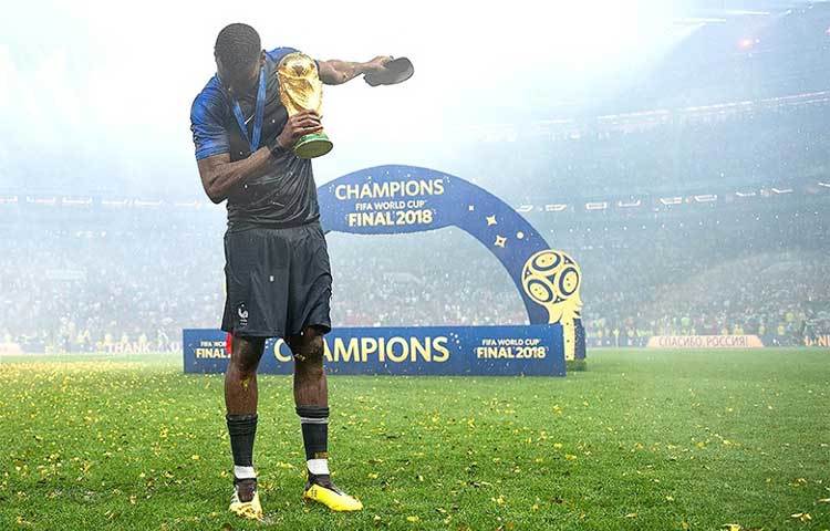 ট্রফি নিয়ে পগবা। ট্রফির কাছে মাথা নত করেছেন তিনি।