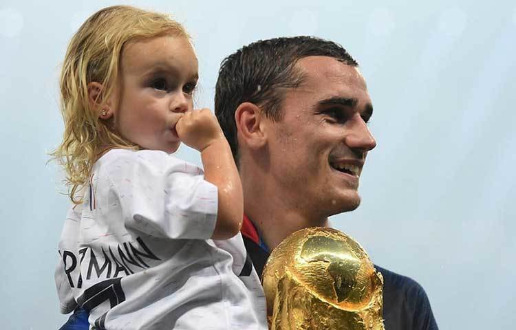 বিশ্বকাপ ট্রফি হাত গ্রিজম্যান ও তার মেয়ে।