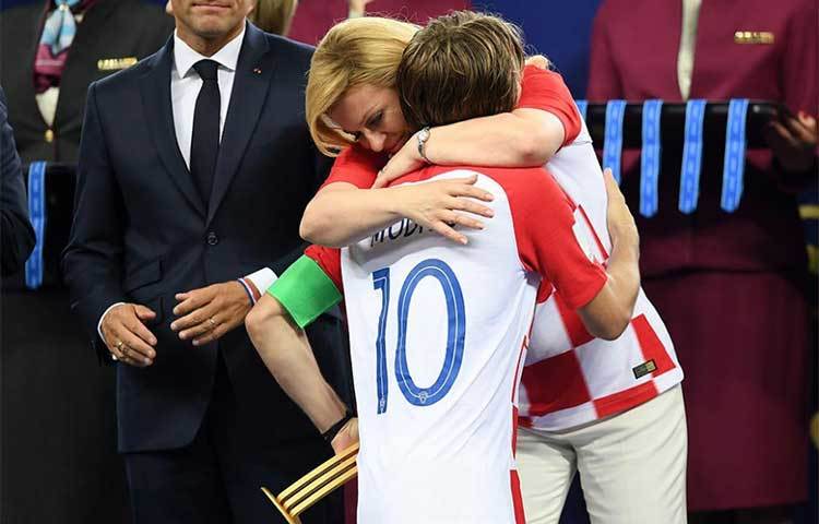 মদ্রিচকে আলিঙ্গন ক্রোয়েশিয়ার প্রেসিডেন্টের।