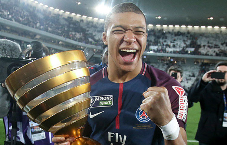 কিলিয়ান এমবাপে, ফ্রান্স : বিশ্বকাপে মেসি-রোনাল্ডোদের কাঁধে কাধ মিলিয়ে লড়াই করার ক্ষমতা রয়েছে যাদের, তাদের মধ্যে অন্যতম এমবাপে। ফরাসি এই মিডফিল্ডার অনেক হিসাব বদলে দেওয়ার ক্ষমতা রাখেন।