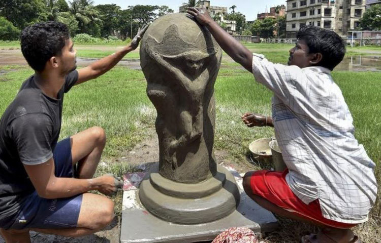 ভারতের কলকাতার এক মৃৎশিল্পী মাটির বিশ্বকাপ তৈরি করেছেন।